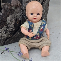 rosebud-dukke-strikkede-bukser-creme-bluse-gammelt-legetøj